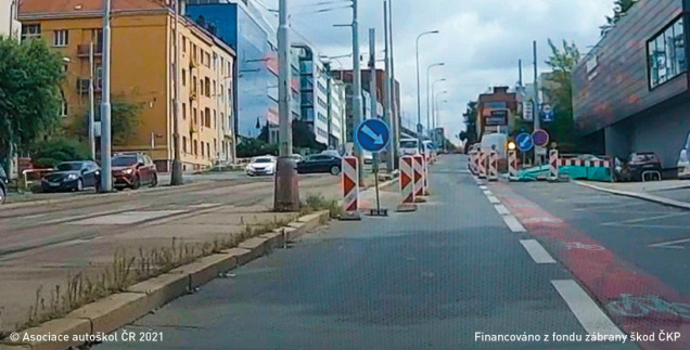 Řidič vozidla z výhledu při objíždění označené překážky v provozu: